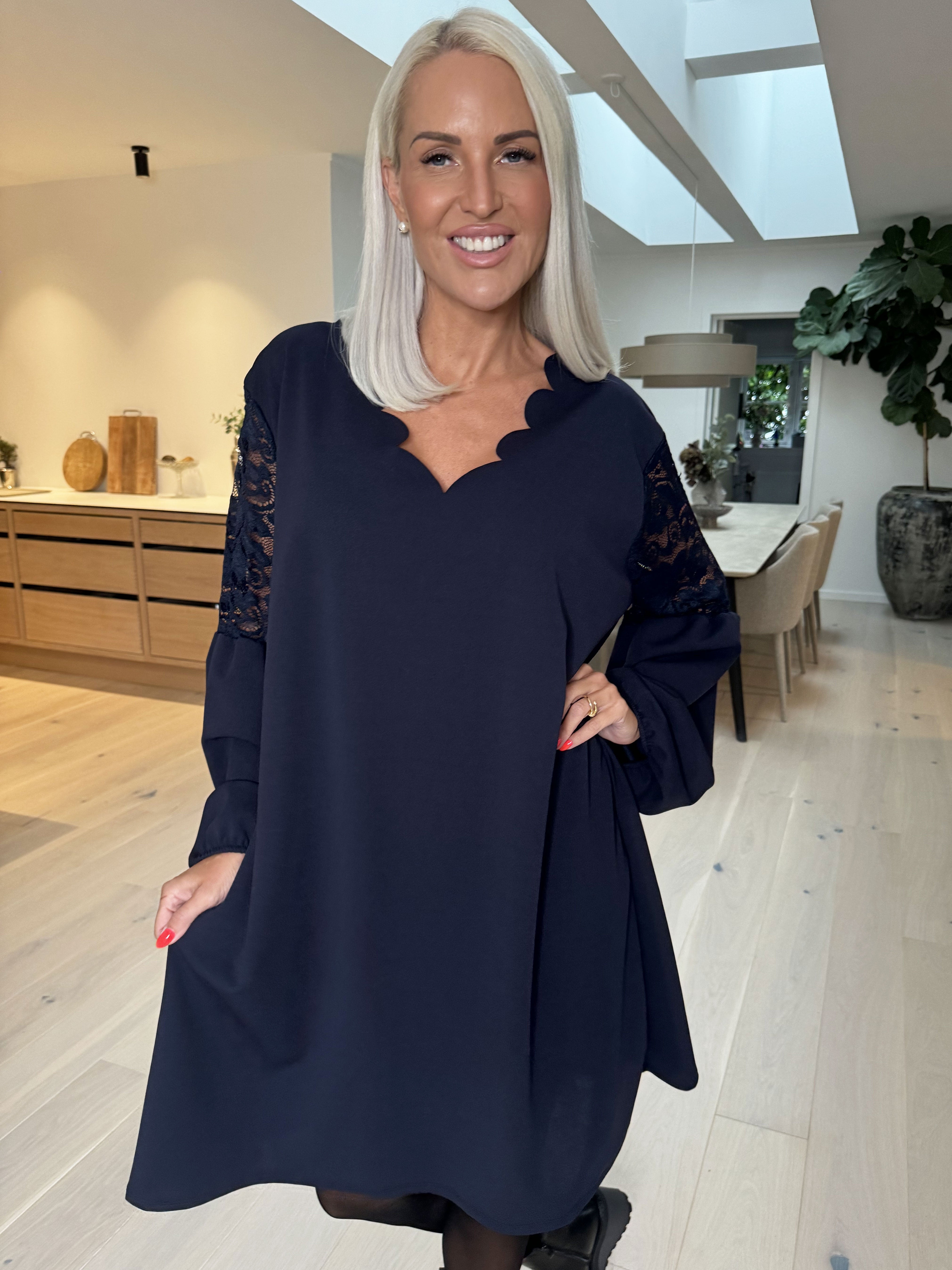 Romance - Fin klänning med ärmar i spets